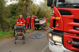 Passatem uderzył w drzewo. Dwie osoby trafiły do szpitala