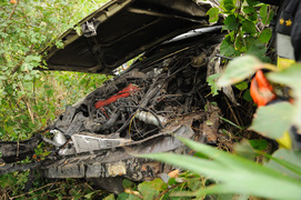 Passatem uderzył w drzewo. Dwie osoby trafiły do szpitala