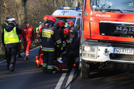 Astrą uderzyli w drzewo. Trzy osoby w szpitalu