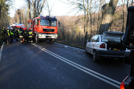Astrą uderzyli w drzewo. Trzy osoby w szpitalu