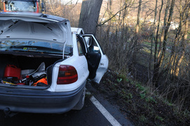 Astrą uderzyli w drzewo. Trzy osoby w szpitalu