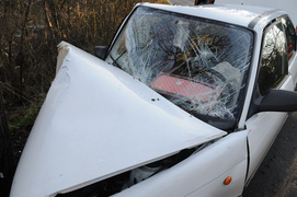 Astrą uderzyli w drzewo. Trzy osoby w szpitalu