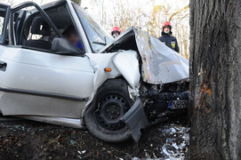 Astrą uderzyli w drzewo. Trzy osoby w szpitalu
