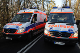 Astrą uderzyli w drzewo. Trzy osoby w szpitalu