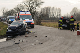 Rubno: czołowe zderzenie i dachowanie