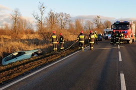 Szopy: fiatem dachowała w rowie