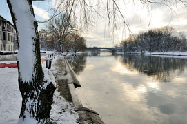 Woda wciąż wysoka, ale opada