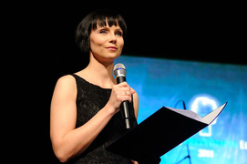 Trzy panie, czterech panów i firma
