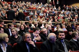 Trzy panie, czterech panów i firma