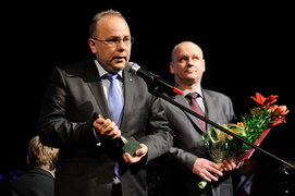 Trzy panie, czterech panów i firma