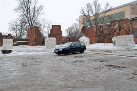 Deszcz niszczy rzeźby