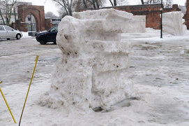 Deszcz niszczy rzeźby