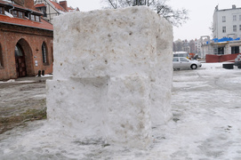 Deszcz niszczy rzeźby