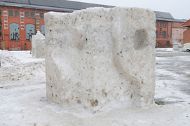 Deszcz niszczy rzeźby