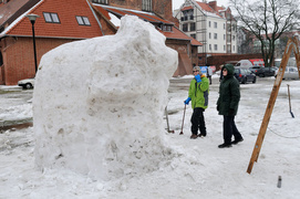 Deszcz niszczy rzeźby