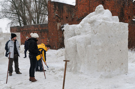 Deszcz niszczy rzeźby
