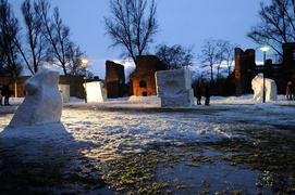 Deszcz niszczy rzeźby
