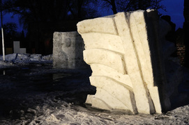 Deszcz niszczy rzeźby