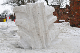 Deszcz niszczy rzeźby