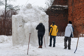 Deszcz niszczy rzeźby