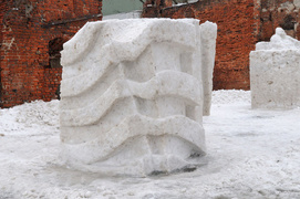 Deszcz niszczy rzeźby