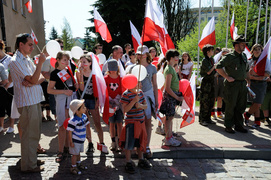Dumnie powiewa biało-czerwona…