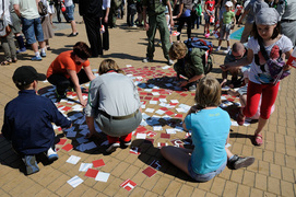 Dumnie powiewa biało-czerwona…