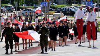 Dumnie powiewa biało-czerwona…