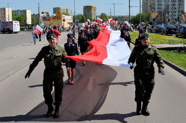 Dumnie powiewa biało-czerwona…