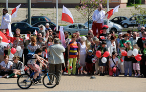 Dumnie powiewa biało-czerwona…