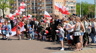 Dumnie powiewa biało-czerwona…