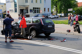 Wypadek: fordem zajechał drogę motocykliście