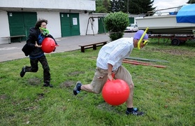 „Pędzące misie”, bomy i jenga