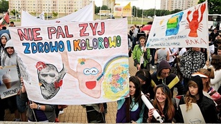 Coraz młodsi sięgają po papierosa