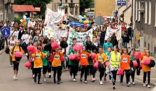 Coraz młodsi sięgają po papierosa