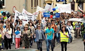 Coraz młodsi sięgają po papierosa