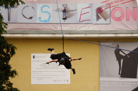 Wrony „sfrunęły” z dachu teatru