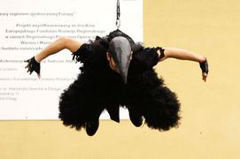 Wrony „sfrunęły” z dachu teatru