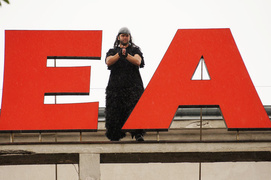 Wrony „sfrunęły” z dachu teatru