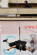 Wrony „sfrunęły” z dachu teatru