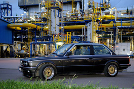 O rafinerii, wzajemnej pomocy i starym BMW