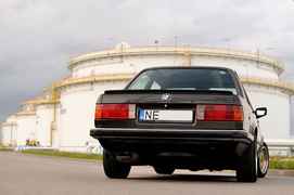 O rafinerii, wzajemnej pomocy i starym BMW