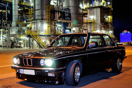 O rafinerii, wzajemnej pomocy i starym BMW