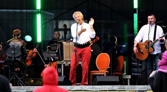 Niebo pochmurne, rytmy gorące