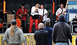 Niebo pochmurne, rytmy gorące