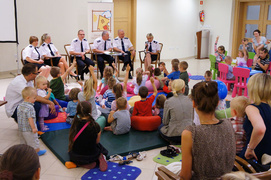 Policjanci czytali dzieciom