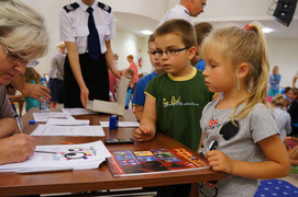 Policjanci czytali dzieciom