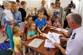 Policjanci czytali dzieciom