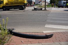 Czołowe zderzenie na skrzyżowaniu