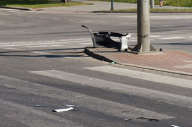 Czołowe zderzenie na skrzyżowaniu